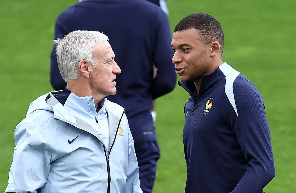 Didier Deschamps e Mbappé centroavante em debate