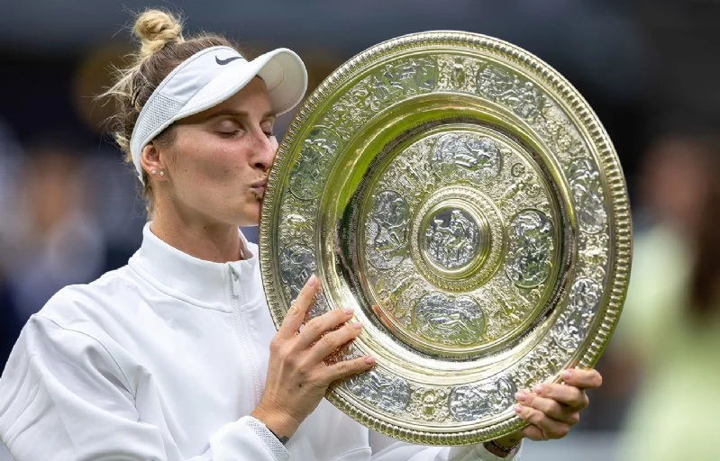 Vondrousova suspensa 4 anos em destaque com troféu de Wimbledon
