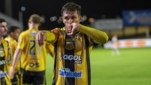 Robson no Novorizontino comemorando gol — artilheiro em boa fase