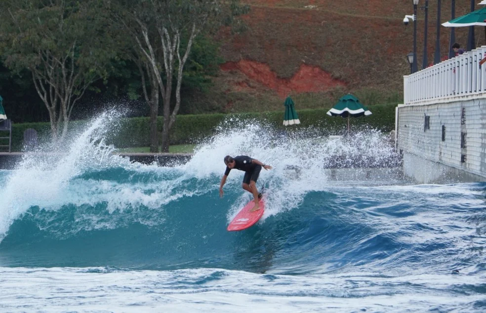 Surfista em piscina de ondas no Boa Vista Village