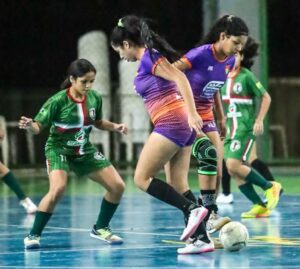 Jogadoras em quadra no Acreano de Futsal