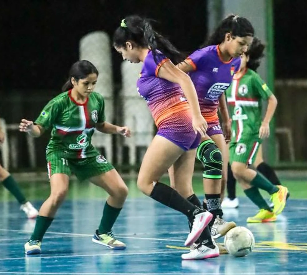Jogadoras em quadra no Acreano de Futsal