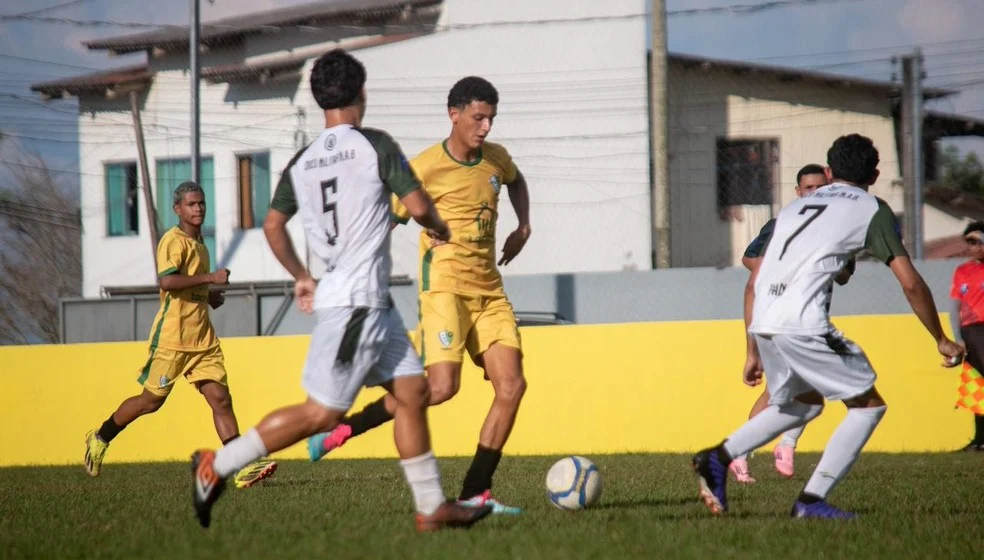 Jogadores em partida da Seletiva Escolar de Cruzeiro do Sul