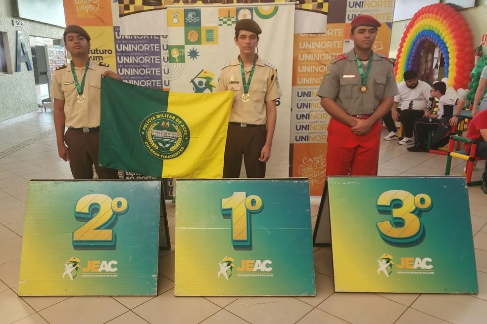 Pódio juvenil com vencedores da seletiva para o Campeonato Brasileiro Escolar de Xadrez