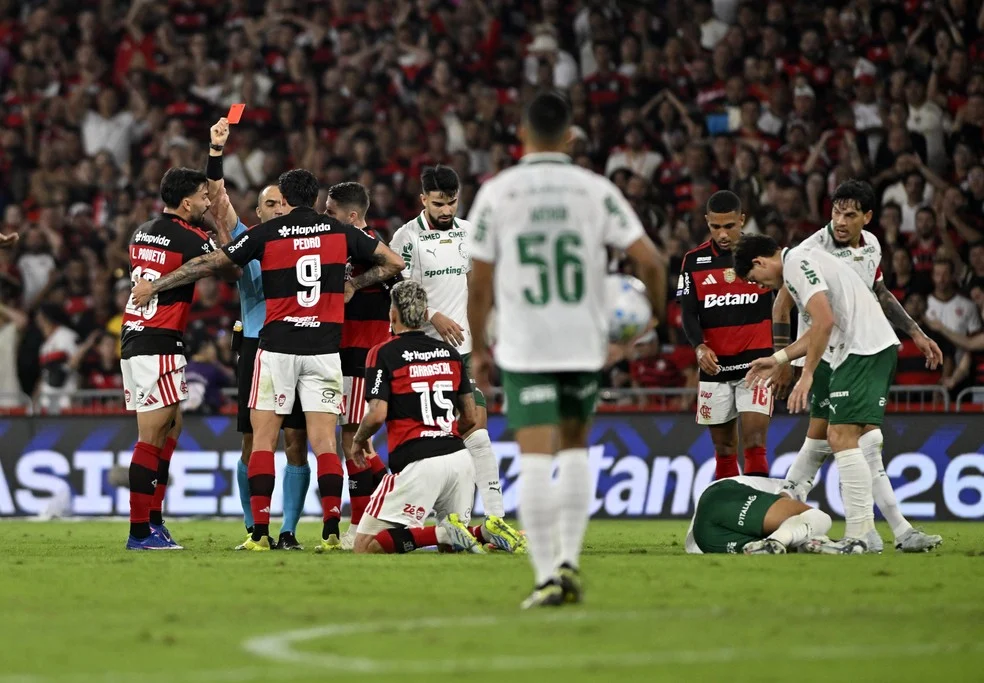 Carrascal expulso no Maracanã: suspensão de Carrascal confirmada