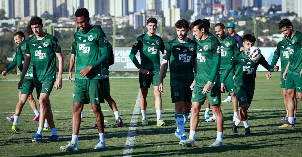 Goiás Série B - jogadores do Goiás aquecendo antes da partida