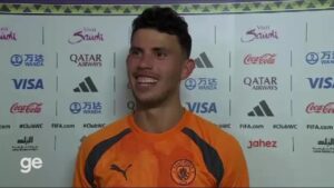 Matheus Nunes em ação vestindo a camisa do Manchester City