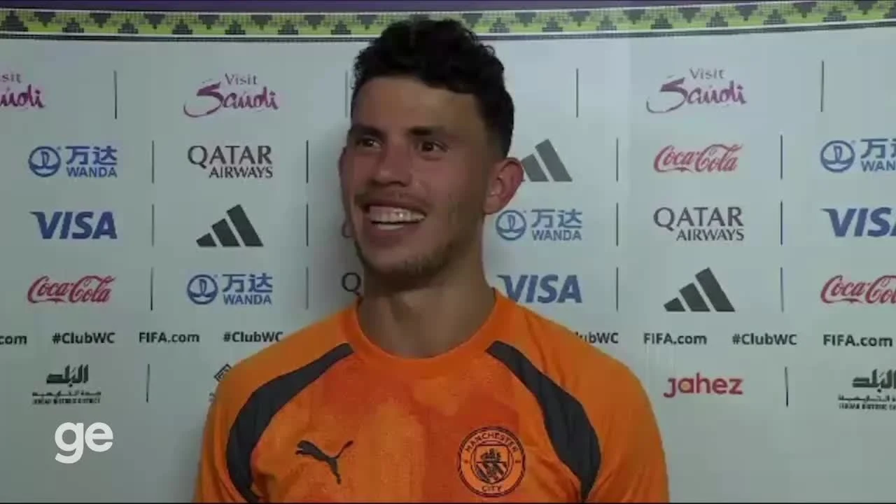 Matheus Nunes em ação vestindo a camisa do Manchester City