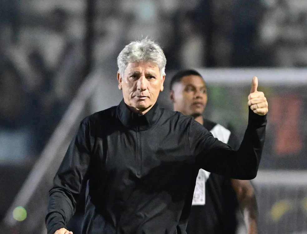 Renato Gaúcho faz sinal de positivo durante jogo no Vasco