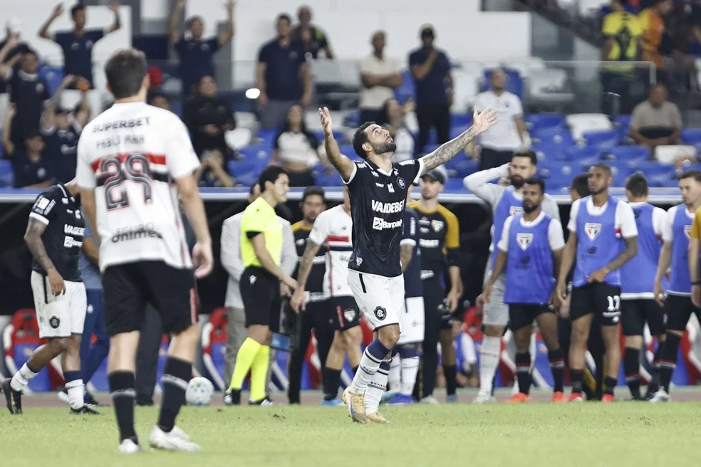 Marcelinho comemora gol antes da pausa; registros dos jogos do Remo