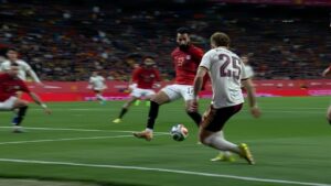 Lateral esquerdo egípcio Mahmoud Hassan, conhecido como Trezeguet, em ação