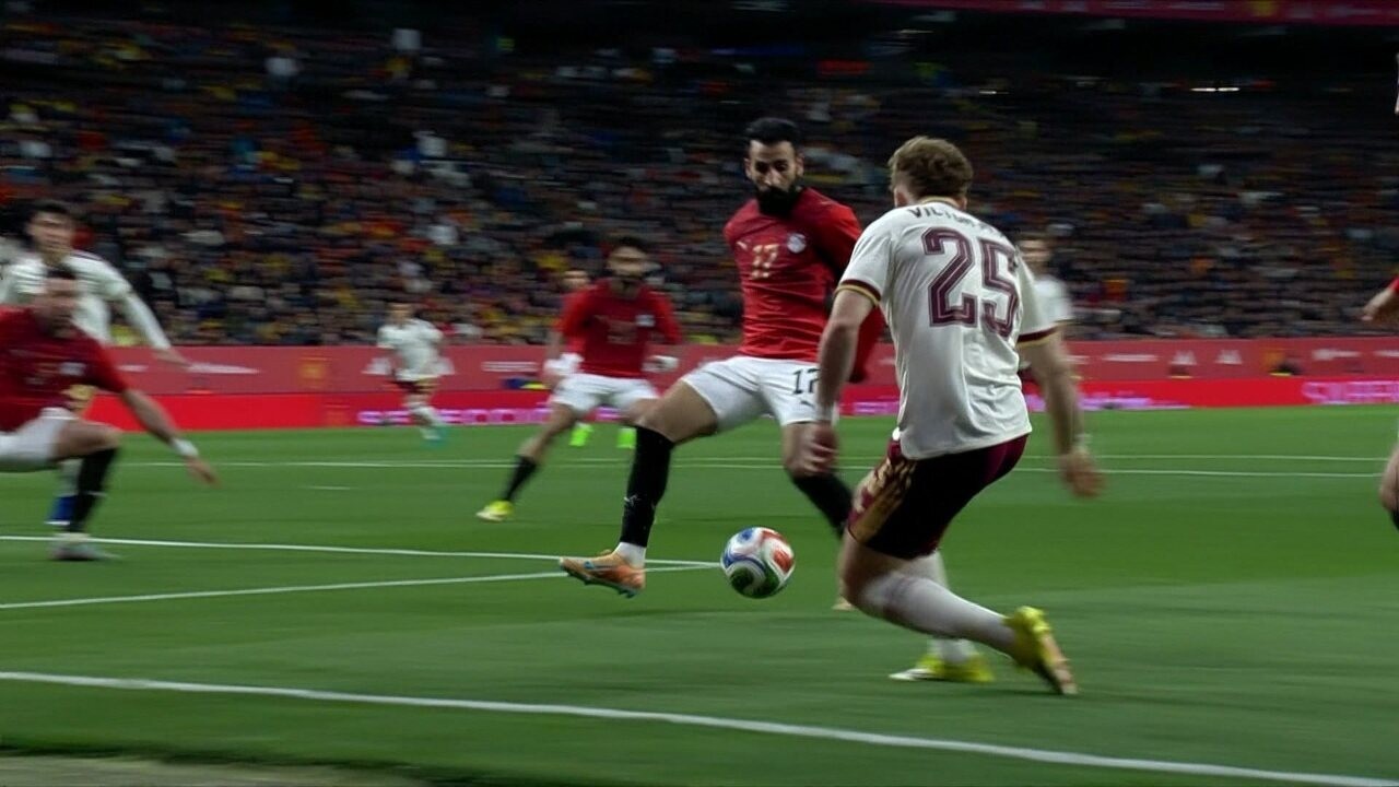 Lateral esquerdo egípcio Mahmoud Hassan, conhecido como Trezeguet, em ação