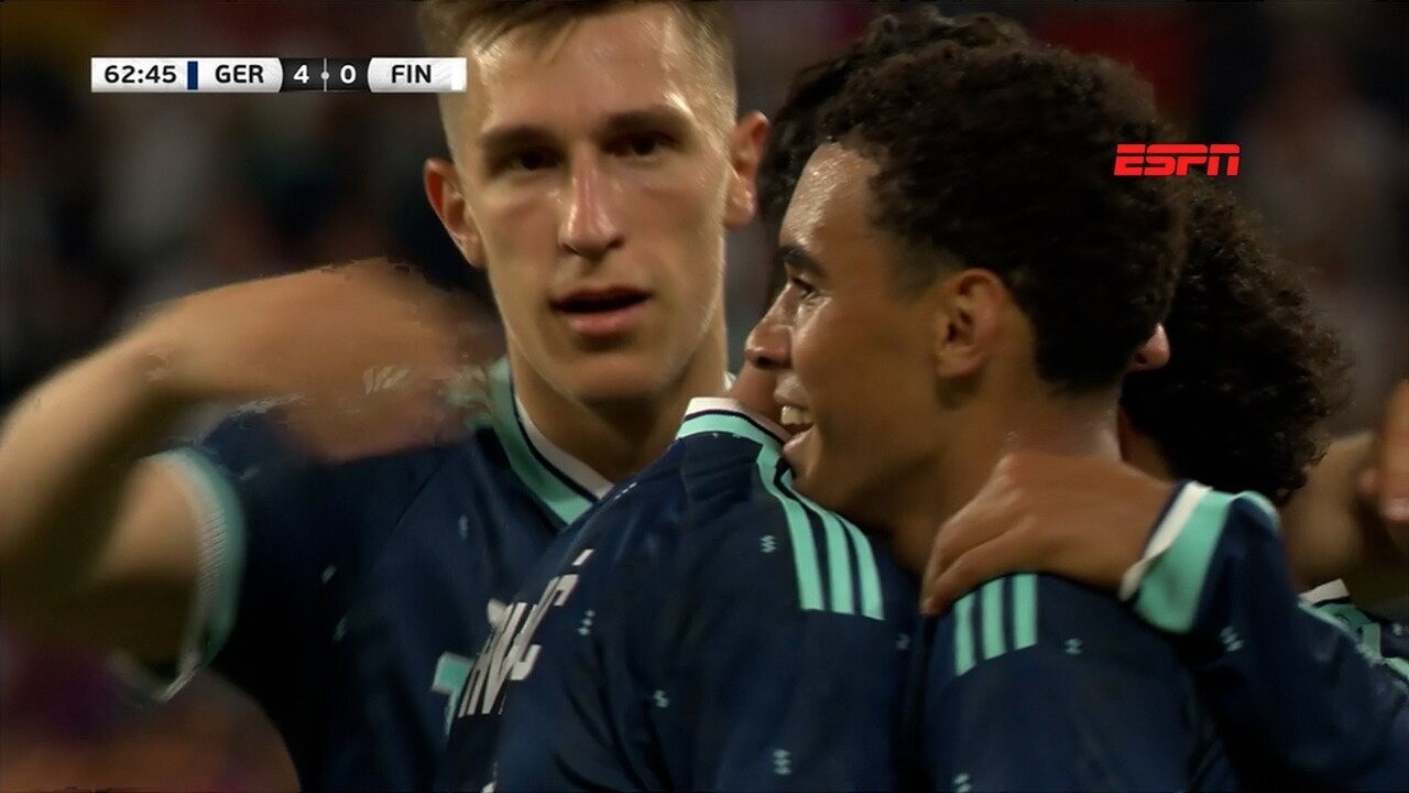 Lennart Karl, jovem atacante alemão, usando caneleira com imagem de Messi