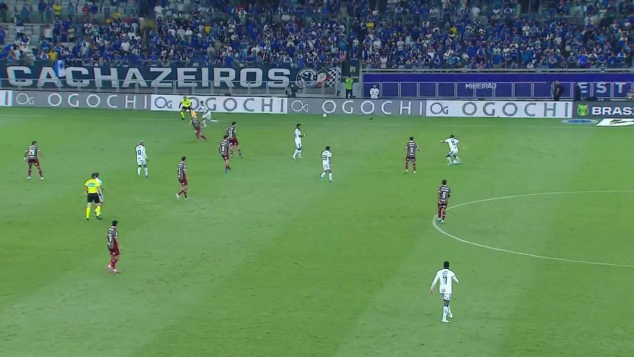 Atacante Lelê comemorando gol pelo time do Pafos no Chipre
