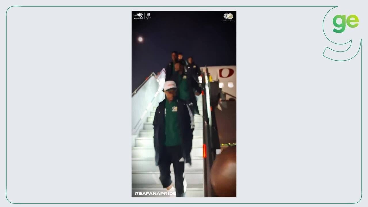 Garoto recebe camisa e tira foto com jogadores da seleção da África do Sul no México