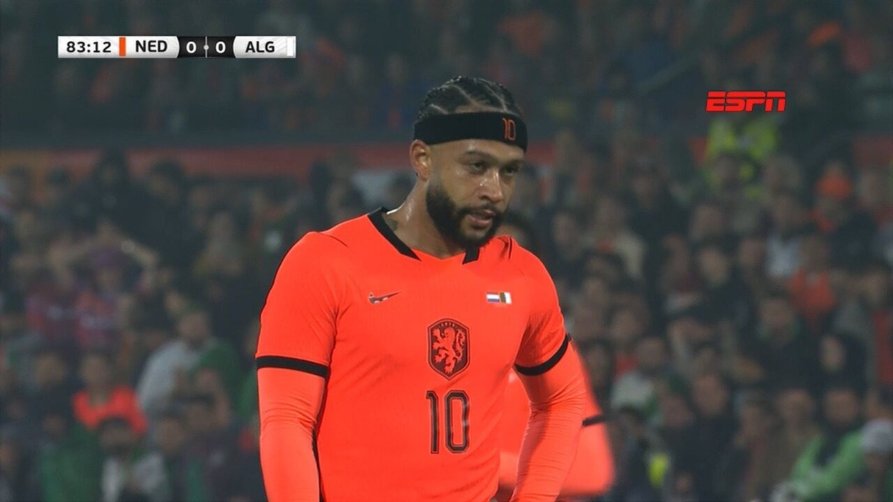 Denzel Dumfries em ação durante jogo de futebol