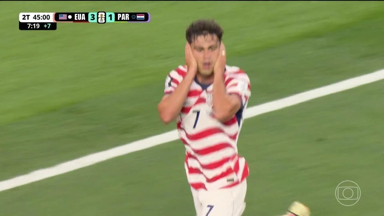 Torcedor tenta invadir o gramado no SoFi Stadium