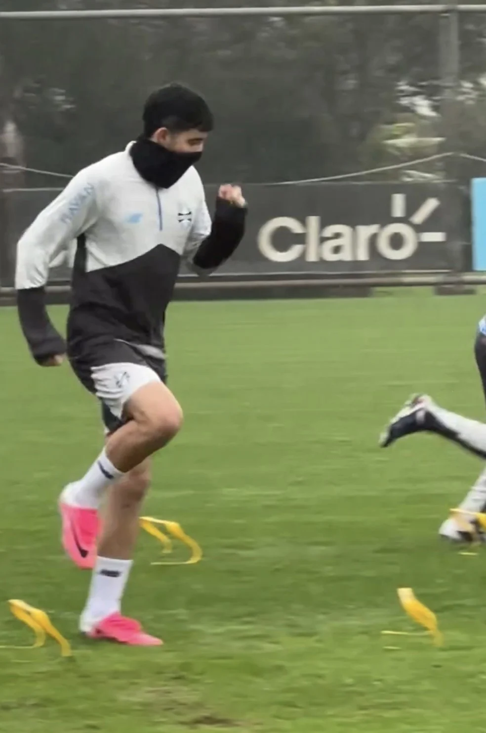 Villasanti no treino do Grêmio: volta aos treinos no gramado