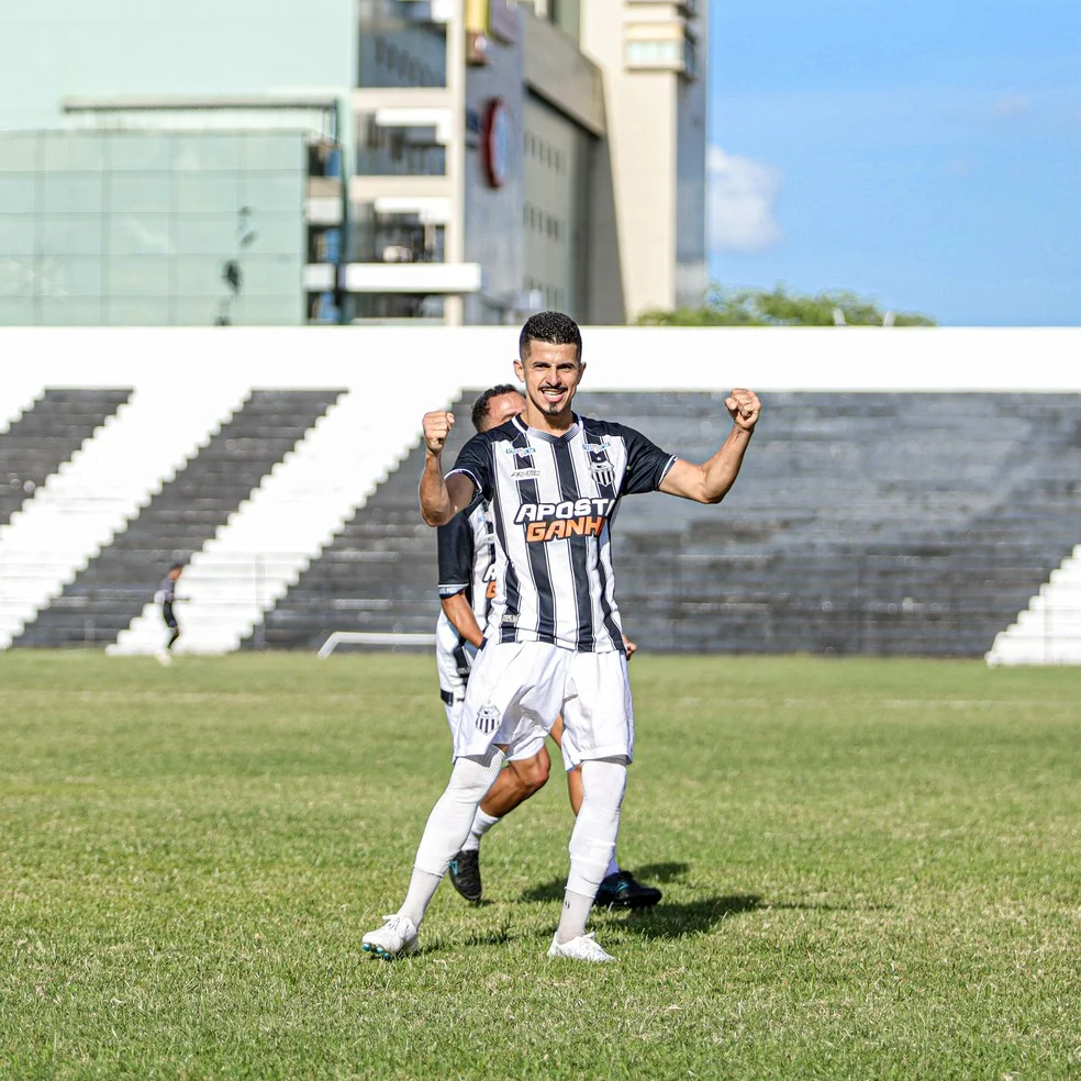 Cesinha no Central durante comemoração — atacante do Central