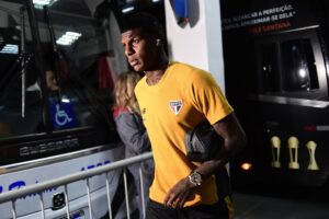 Arboleda do São Paulo chegando ao Morumbi — zagueiro afastado do elenco