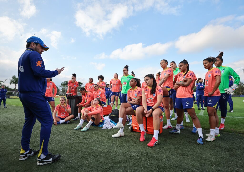 Treino da seleção brasileira feminina de futebol em São Paulo para Copa Feminina