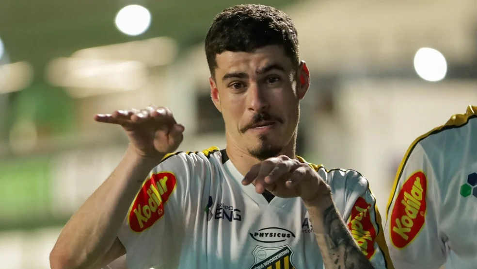 Rômulo no Novorizontino comemora gol contra o Goiás
