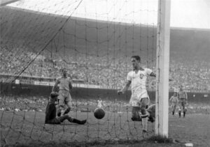 Ademir de Menezes comemorando gol — Ademir de Menezes