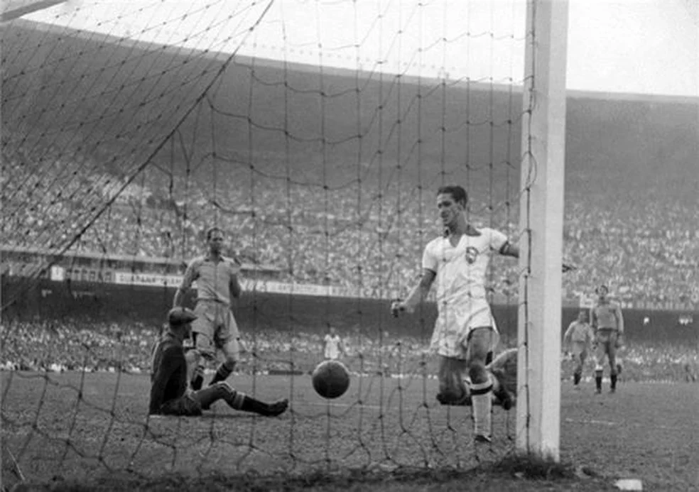 Ademir de Menezes comemorando gol — Ademir de Menezes