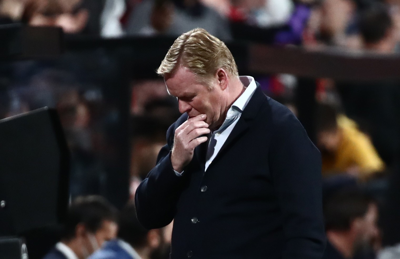 Técnico Ronald Koeman lamentando atuação da seleção da Holanda