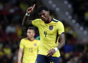 Zagueiro Arboleda durante amistoso da seleção do Equador
