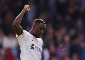 Zagueiro Ibrahima Konaté durante partida de futebol
