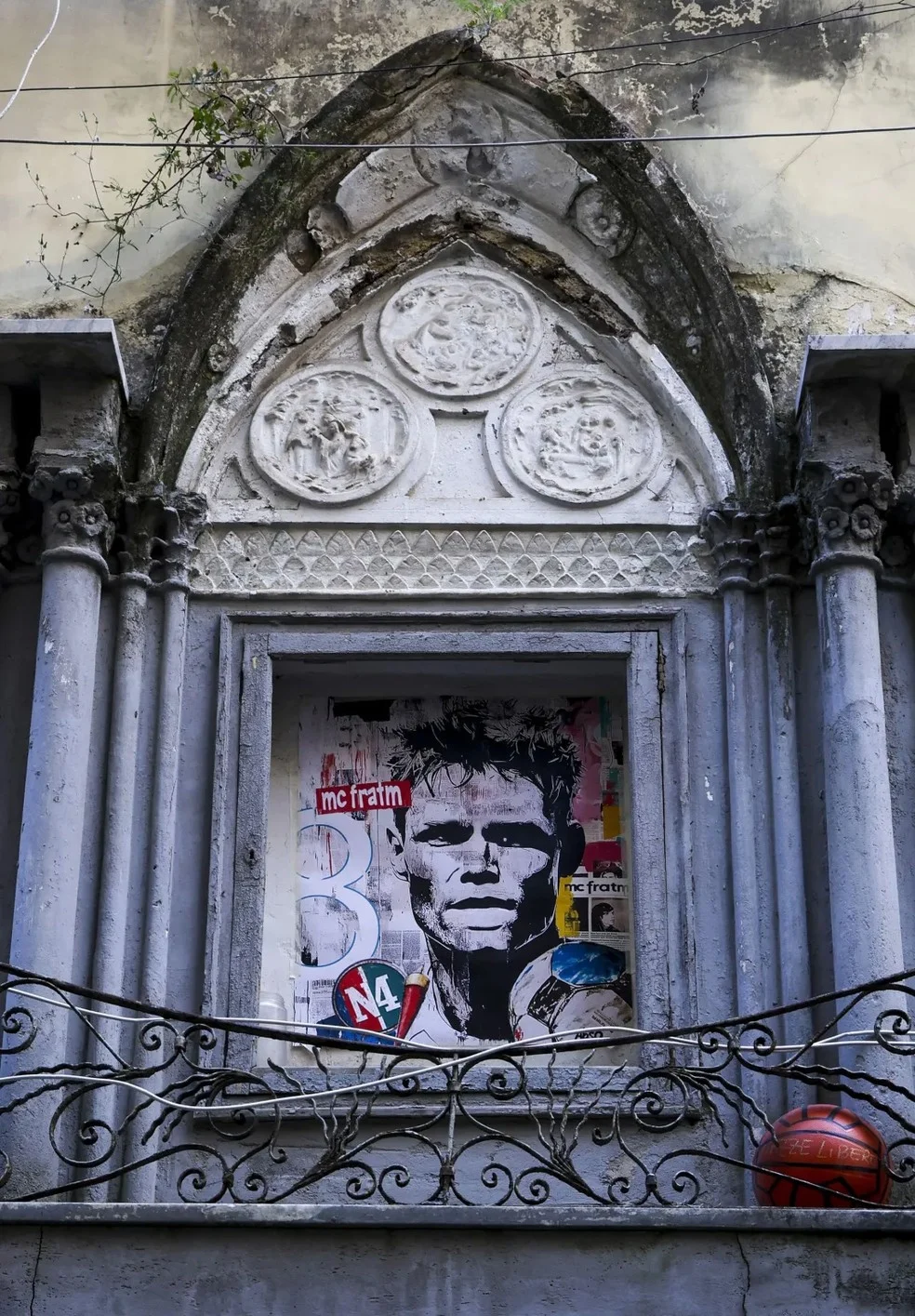 Scott McTominay celebrado em mural de Nápoles