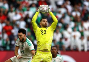 Luca Zidane em ação durante amistoso da Argélia contra Holanda, usando máscara protetora no rosto