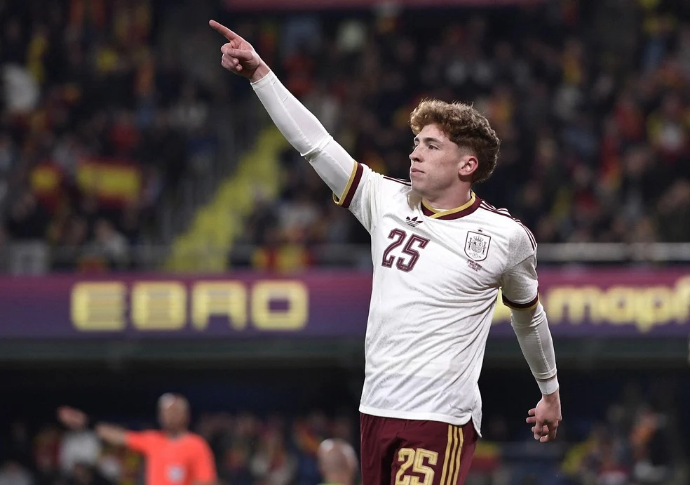 Víctor Muñoz comemorando gol pela seleção da Espanha