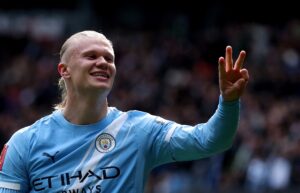 Erling Haaland em ação pelo Manchester City durante partida