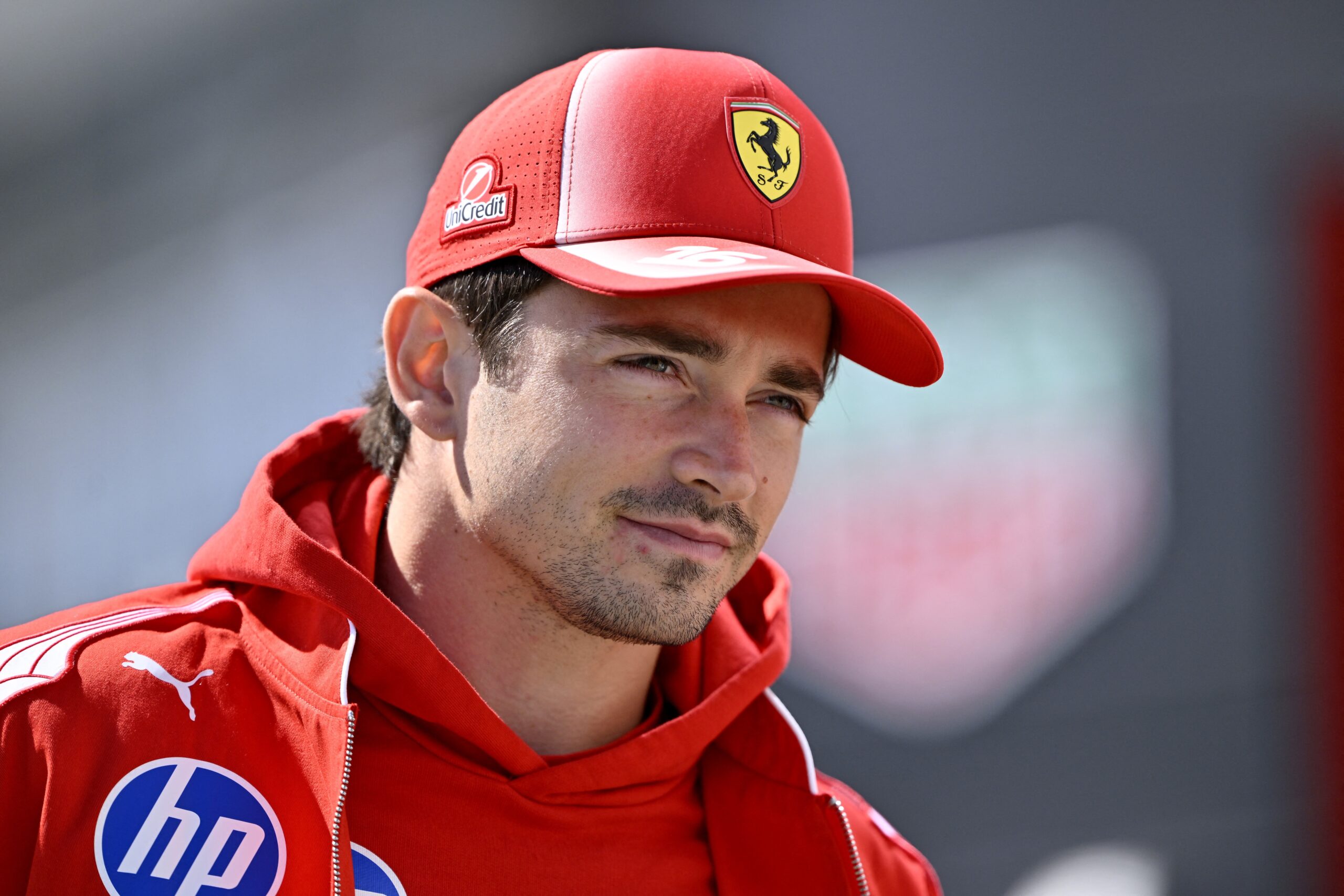 Charles Leclerc em carro da Ferrari durante corrida de Fórmula 1
