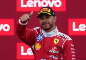 Lewis Hamilton pilotando pela Ferrari na Fórmula 1