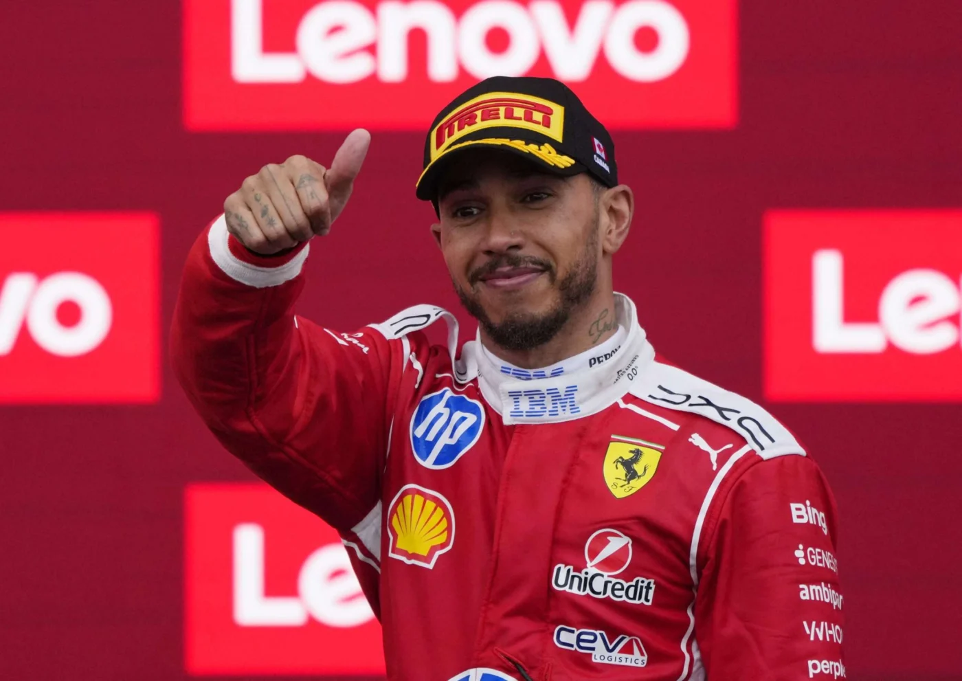 Lewis Hamilton pilotando pela Ferrari na Fórmula 1