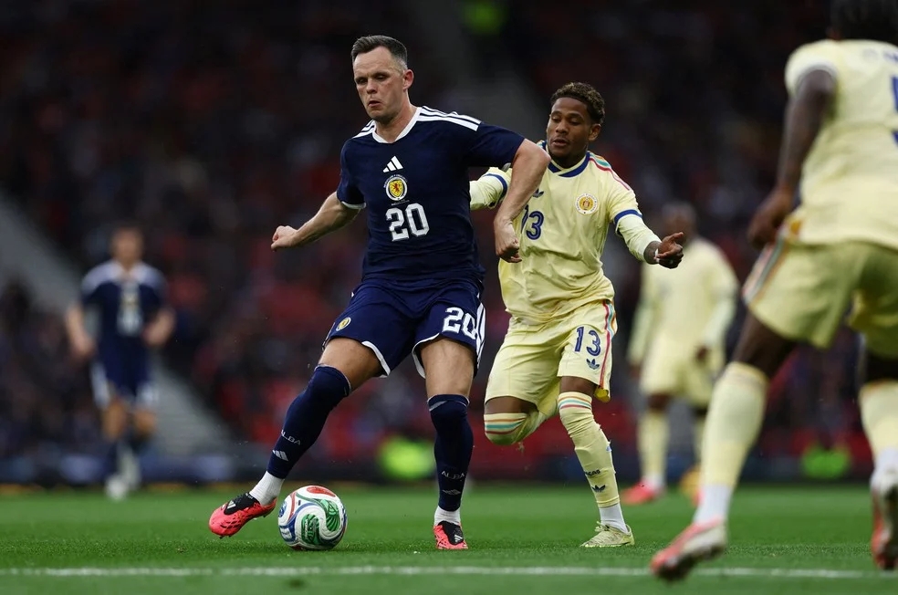 Lawrence Shankland Hearts em ação pela Escócia contra Curaçao
