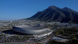 Estádio de Monterrey com Cerro de La Silla ao fundo