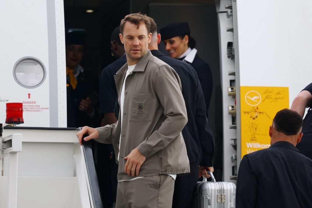 Manuel Neuer em treino da seleção da Alemanha com panturrilha lesionada