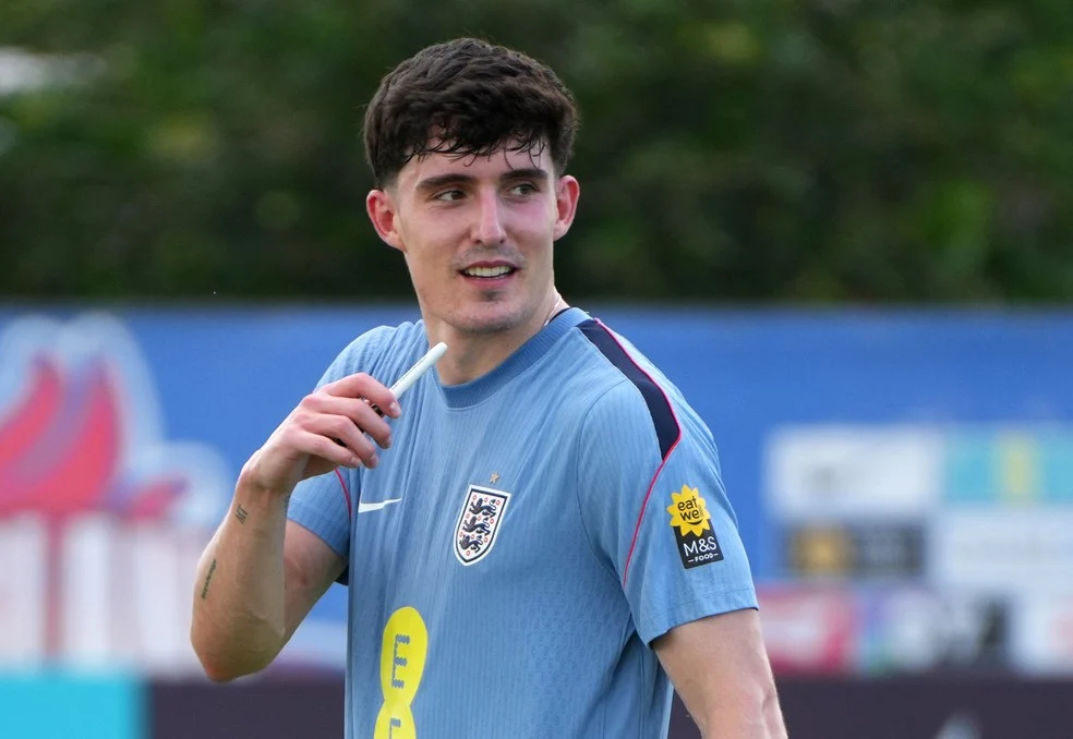 Tino Livramento em treino da seleção — lesão na coxa