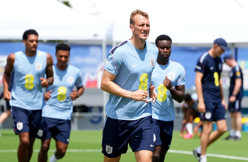 Dan Burn em ação — Viagem à Disney como preparação para a Copa
