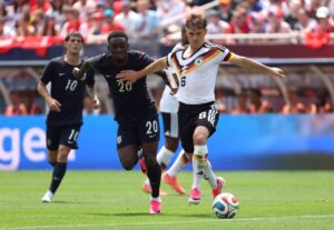 Joshua Kimmich em amistoso — Kimmich e PSG