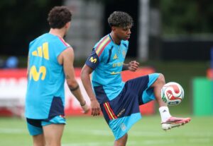 Lamine Yamal em treino — jovens estrelas