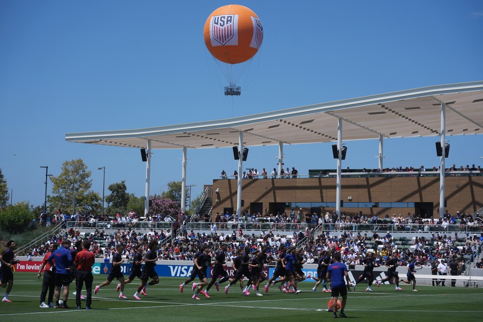 Torcedores no treino dos Estados Unidos em Irvine