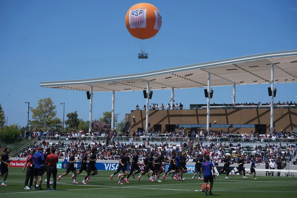 Torcedores no treino dos Estados Unidos em Irvine