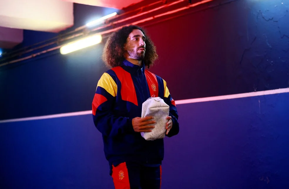 Marc Cucurella com pijama da esposa em preparação para a Copa do Mundo