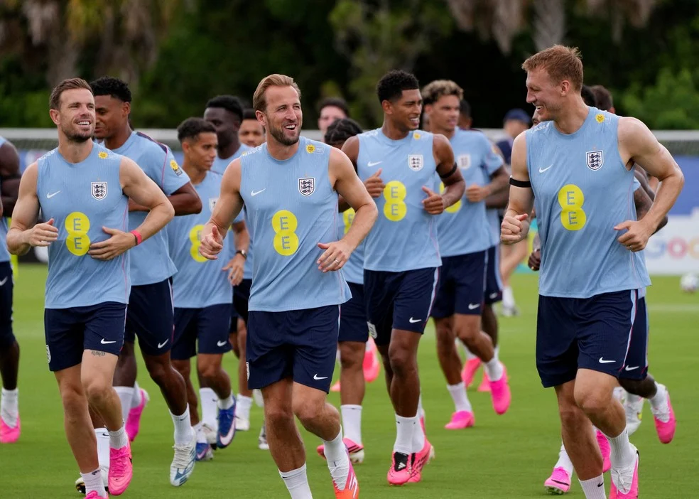 Jogadores da Inglaterra em treino — chuteiras furtadas