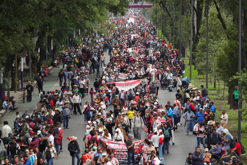 Manifestantes perto do Estádio Azteca — Protesto na Cidade do México